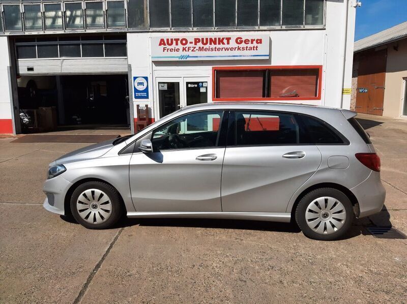 Silber Gebraucht 2017 Mercedes B180 Van / Kleinbus | 13.350 € (Guter Preis) - Bild 1/4