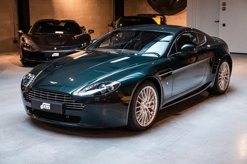 Grün Gebraucht 2011 Aston Martin V8 Vantage Coupé | 65.000 € (Fairer Preis) - Bild 1/4