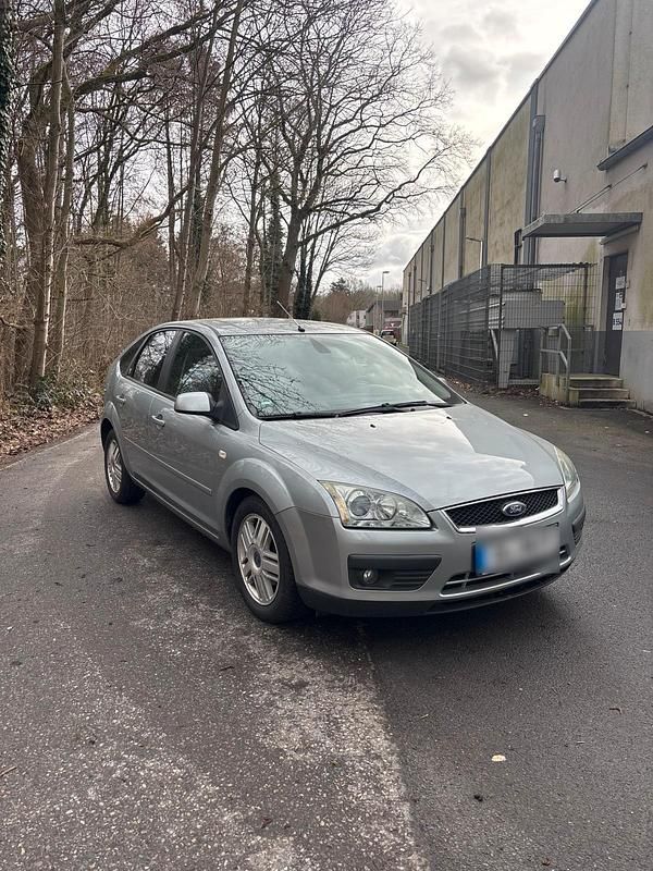 Gebraucht Ford Focus Ghia 101 PS (74 kW) 2005 Grau Limousine