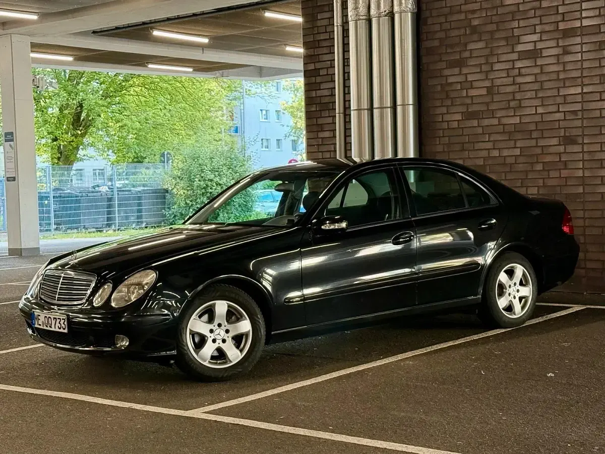 Gebraucht Mercedes E200 122 PS (89 kW) 2003 Schwarz Limousine