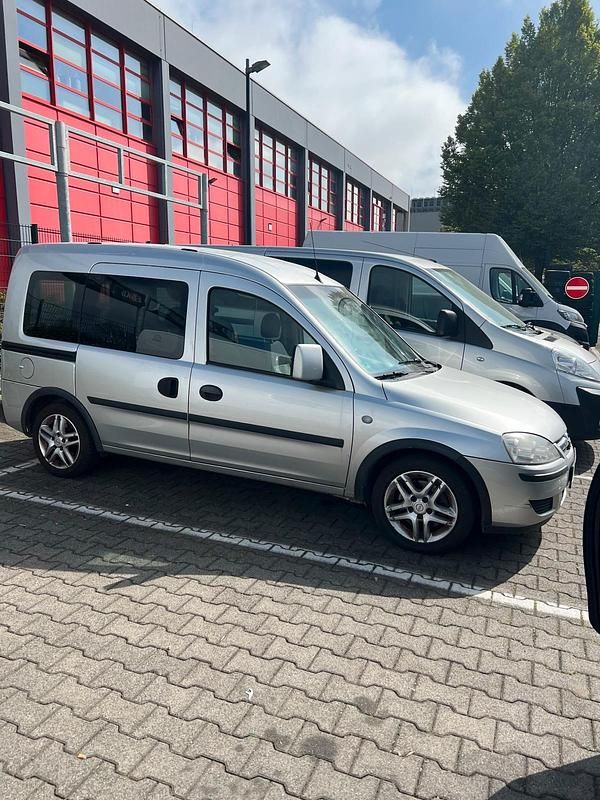 Second-hand Opel Combo 101 CP (74 kW) 2010 Argintiu Monovolum