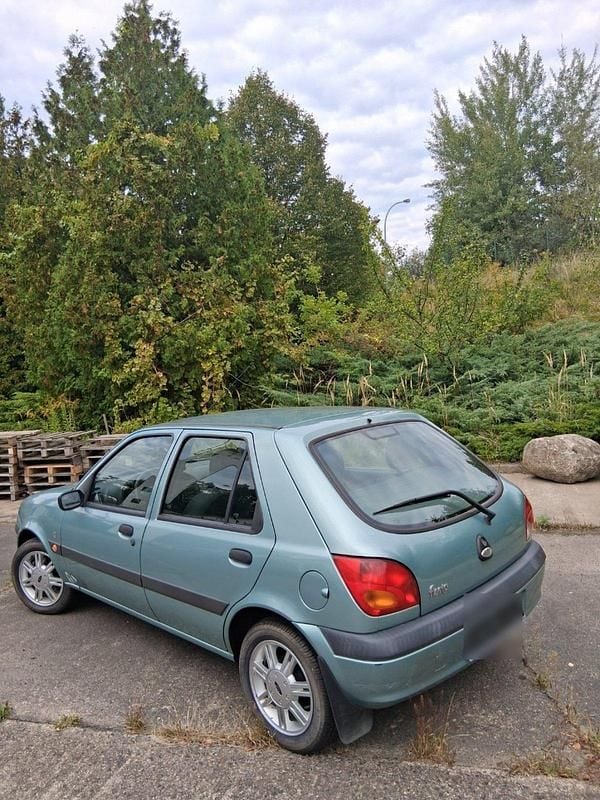 Grün Gebraucht 2000 Ford Fiesta Kleinwagen | 650 € (Guter Preis) - Bild 1/4