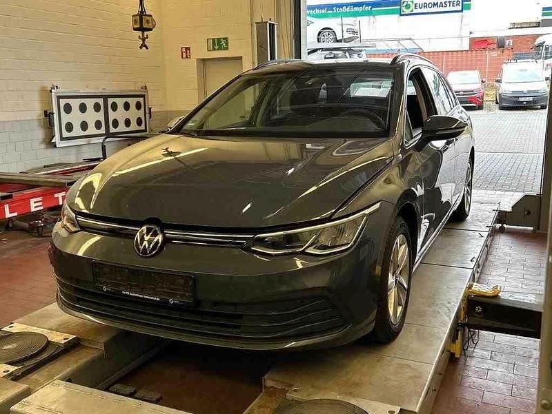 Grau Gebraucht 2022 VW Golf VIII Life Kombi | 16.390 € (Guter Preis) - Bild 1/4