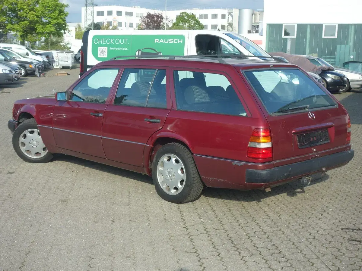 Gebraucht Mercedes 230 136 PS (100 kW) 1990 Rot Limousine