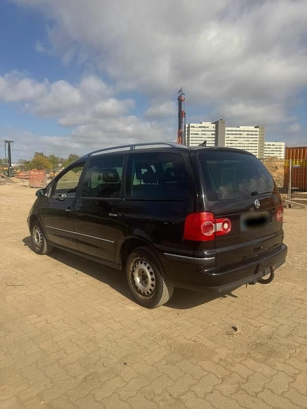 Second-hand VW Sharan 116 CP (85 kW) 2007 Negru Monovolum