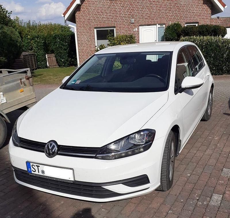 Weiß Gebraucht 2019 VW Golf VII Trendline Limousine | 10.300 € (Superpreis) - Bild 1/2