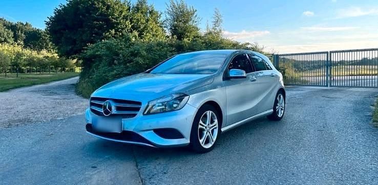 Silber Gebraucht 2014 Mercedes A180 Limousine | 12.950 € (Fairer Preis) - Bild 1/4