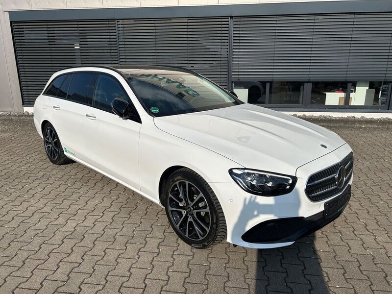 Weiß Gebraucht 2024 Mercedes E220 Night Limousine | 46.880 € (Etwas zu teuer) - Bild 1/4