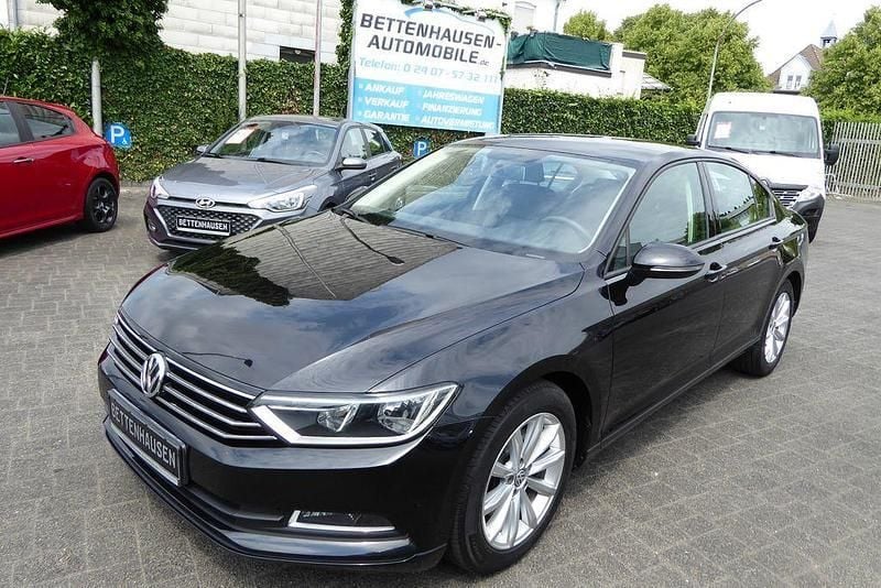 Blau Gebraucht 2017 VW Passat Trendline Limousine | 11.300 € (Superpreis) - Bild 1/4
