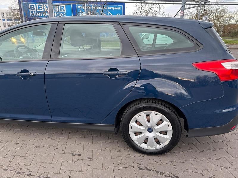 Gebraucht Ford Focus 102 PS (75 kW) 2013 Blau Kombi