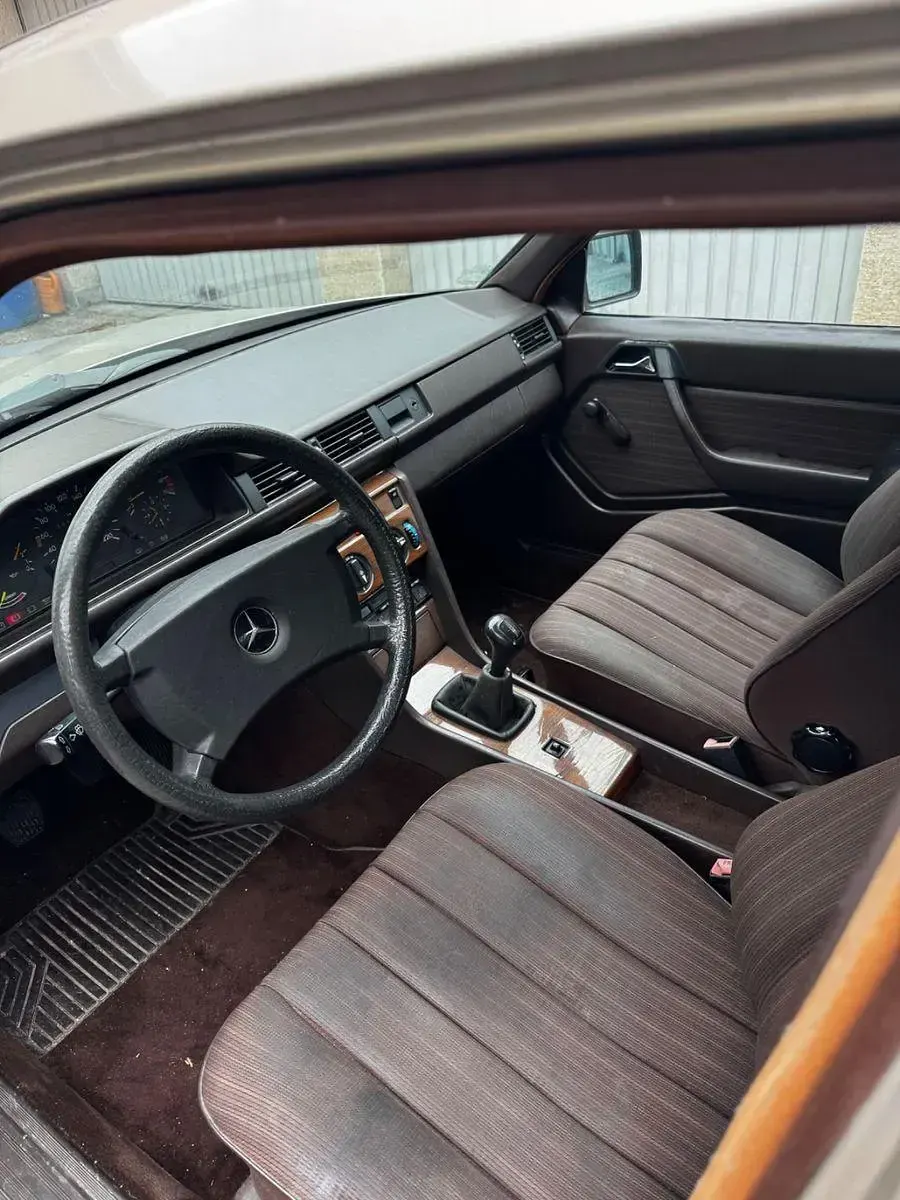 Gebraucht Mercedes E230 132 PS (97 kW) 1988 Grau Limousine