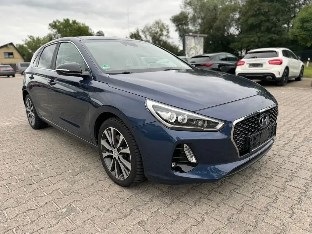 Gebraucht Hyundai i30 Intro Edition 120 PS (88 kW) 2017 Blau Limousine