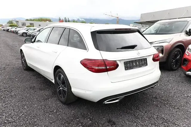 Gebraucht Mercedes C200 Avantgarde 160 PS (117 kW) 2021 Polarweiß polarweiß Limousine