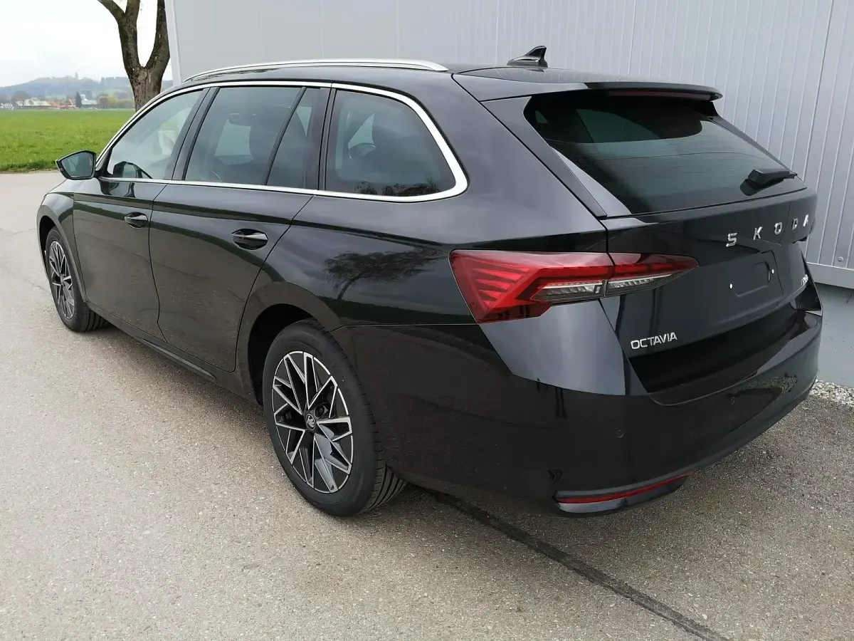 Neu Skoda Octavia Selection 150 PS (110 kW) 2026 Black magic perleffekt Kombi