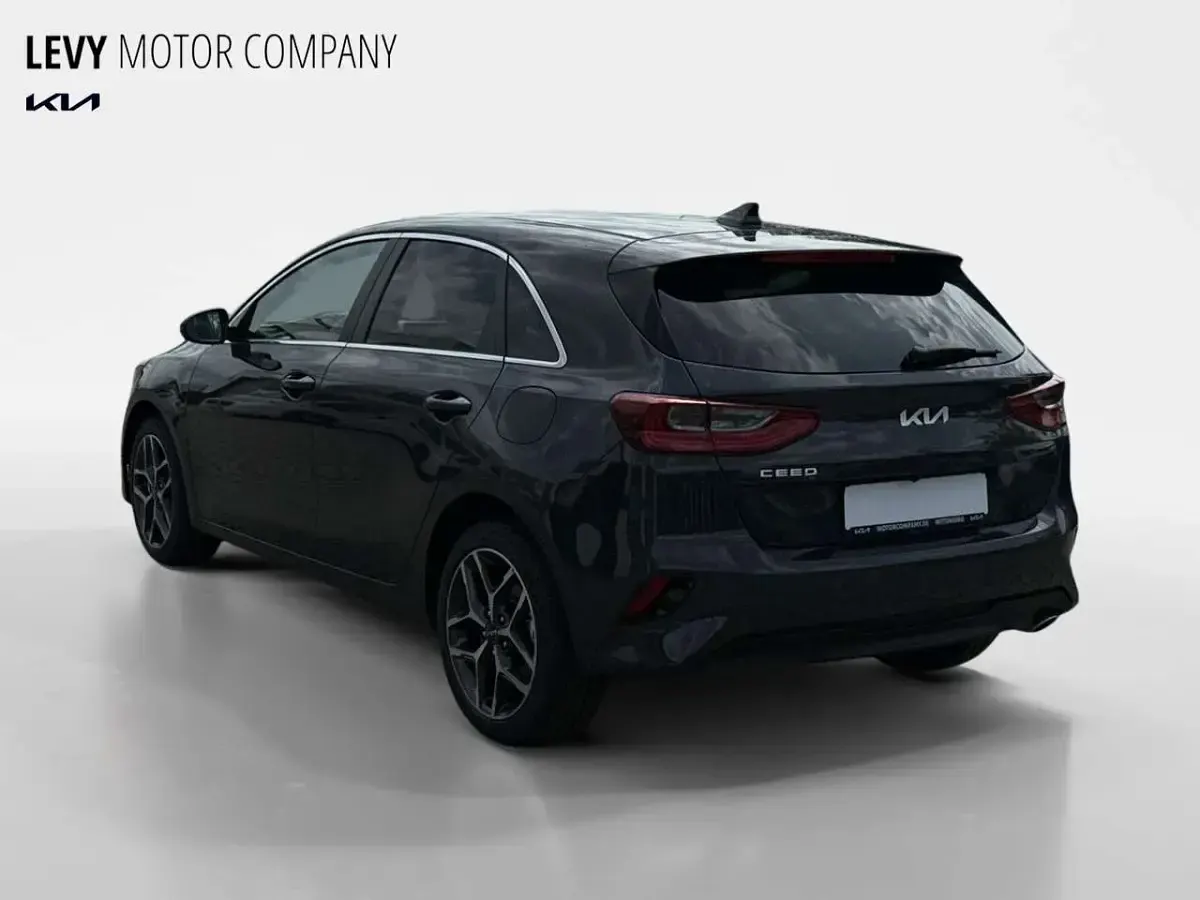Neu Kia Ceed 101 PS (74 kW) 2025 H8g dark penta metal m Kleinwagen