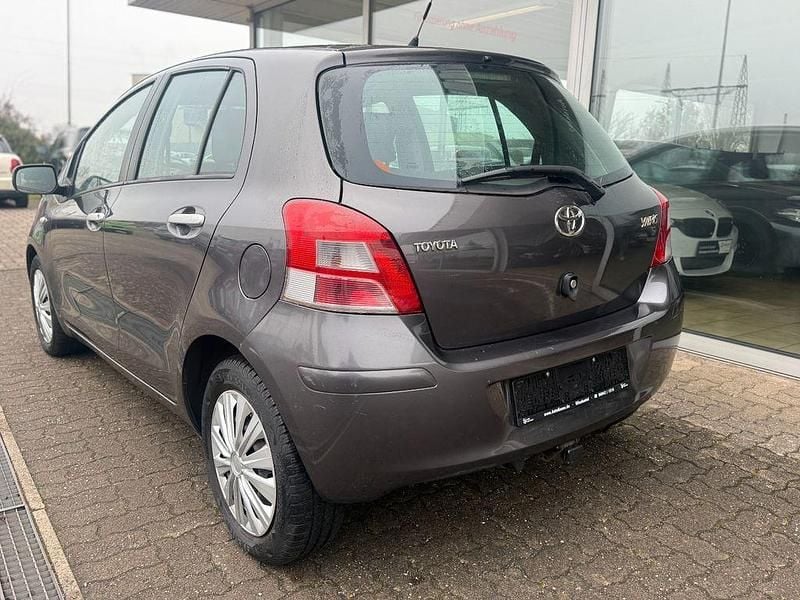 Gebraucht Toyota Yaris Life 101 PS (74 kW) 2011 Grau Limousine