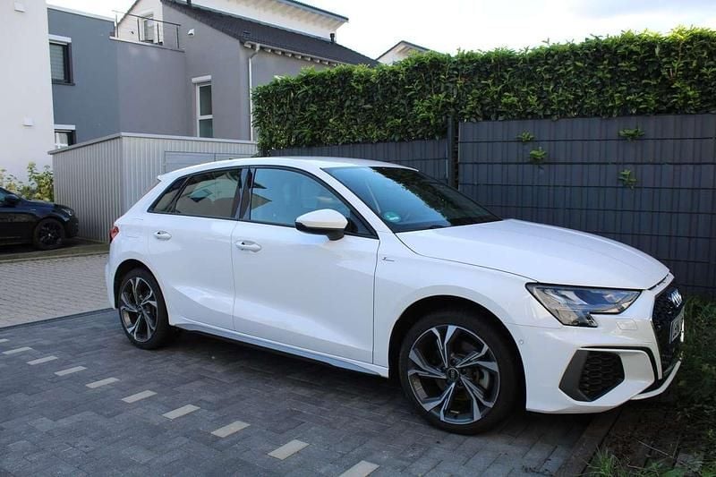 Weiß Gebraucht 2022 Audi A3 e-tron S-Line Kleinwagen | 22.500 € (Superpreis) - Bild 1/4