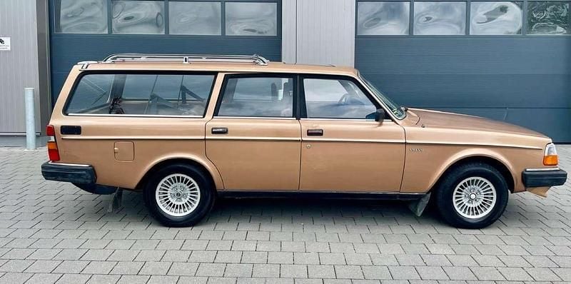 Woodside tan metallic brown Gebraucht 1981 Volvo 245 Kombi | 14.900 € - Bild 1/4