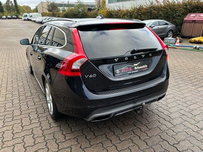 Gebraucht Volvo V60 Momentum 196 PS (144 kW) 2014 Black sapphire Kombi