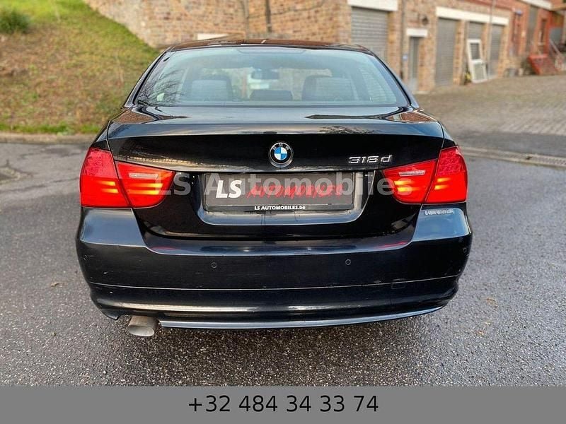 Gebraucht BMW 318 143 PS (105 kW) 2011 Schwarz Limousine