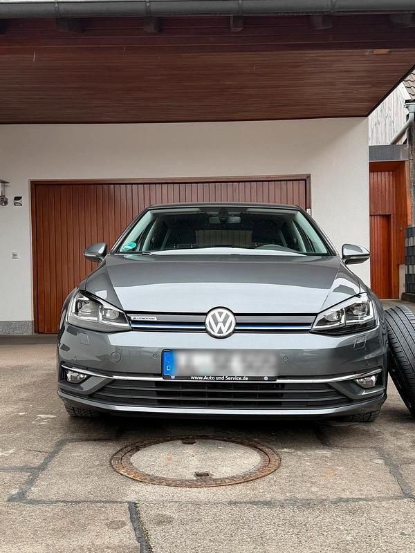 Gebraucht VW Golf VII 131 PS (96 kW) 2019 Grau Limousine