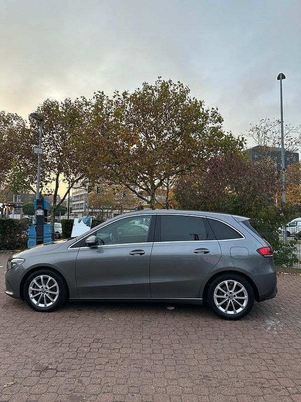 Grau Gebraucht 2019 Mercedes 200 Progressive Kombi | 21.995 € (Fairer Preis) - Bild 1/4