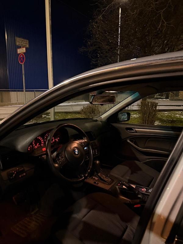 Second-hand BMW 325 192 CP (141 kW) 2004 Argintiu Berlinǎ