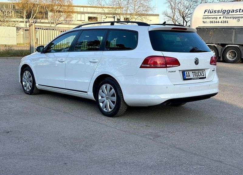 Second-hand VW Passat 105 CP (77 kW) 2011 Alb Berlinǎ
