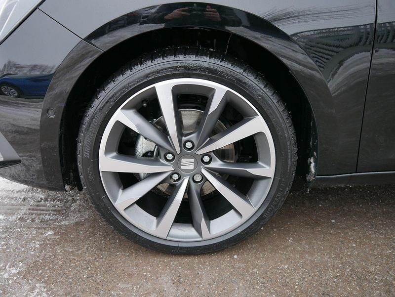 Neu Seat Leon FR 150 PS (110 kW) 2025 Midnight schwarz metallic Limousine