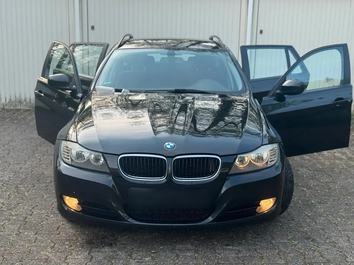 Gebraucht BMW 320 136 PS (100 kW) 2011 Schwarz Kombi