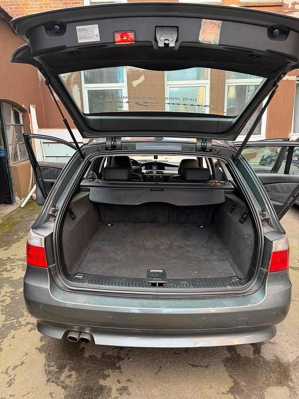 Gebraucht BMW 525 177 PS (130 kW) 2005 Grau Kombi