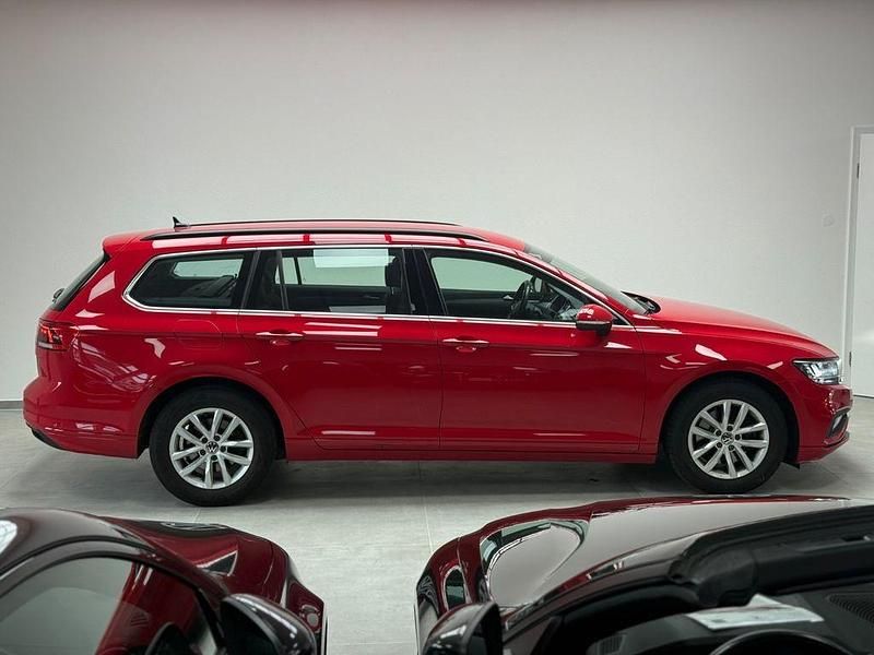 Gebraucht VW Passat 122 PS (89 kW) 2023 Rot Kombi