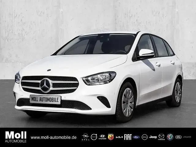 Weiss Gebraucht 2021 Mercedes B180 Van / Kleinbus | 25.490 € (Fairer Preis) - Bild 1/4