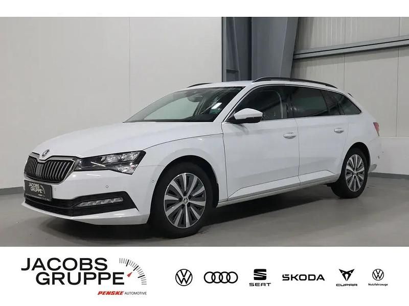 Weiß Gebraucht 2024 Skoda Superb Ambition Kombi | 30.995 € - Bild 1/4