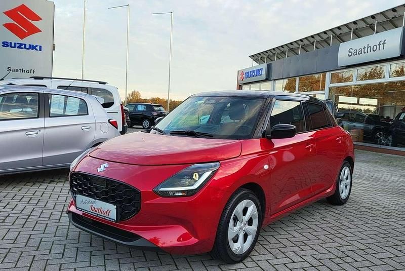 Burning red / super black Gebraucht 2024 Suzuki Swift Comfort Limousine | 18.490 € (Fairer Preis) - Bild 1/4