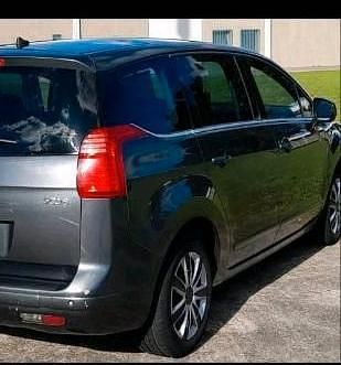 Grau Gebraucht 2010 Peugeot 5008 Van / Kleinbus | 2.500 € (Superpreis) - Bild 1/4