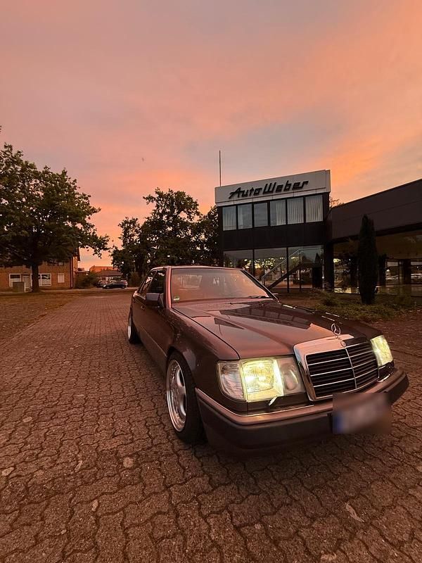 Braun Gebraucht 1993 Mercedes E280 Limousine | 9.450 € - Bild 1/4