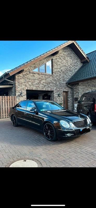 Schwarz Gebraucht 2009 Mercedes E300 Limousine | 7.450 € (Fairer Preis) - Bild 1/2