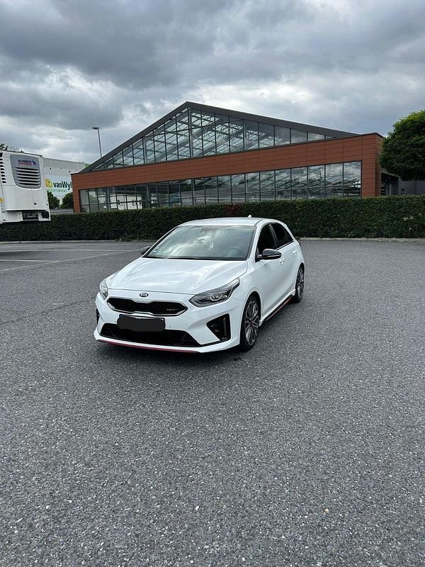 Weiß Gebraucht 2019 Kia Ceed GT Limousine | 20.500 € (Fairer Preis) - Bild 1/4