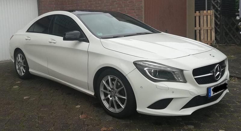 Weiß Gebraucht 2013 Mercedes CLA200 Urban Coupé | 12.850 € (Fairer Preis) - Bild 1/4