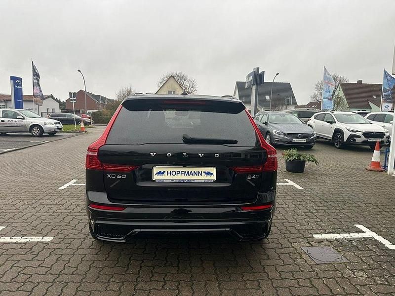 Gebraucht Volvo XC60 Plus 197 PS (144 kW) 2022 Onyx black / metallic SUV