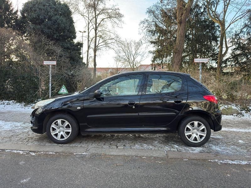 Gebraucht Peugeot 206+ 74 PS (54 kW) 2011 Schwarz Kleinwagen