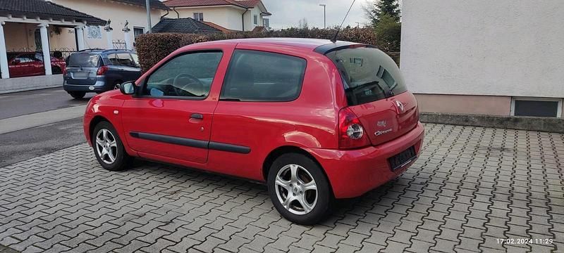 Second-hand Renault Clio II 65 CP (47 kW) 2009 Roșu Hatchback