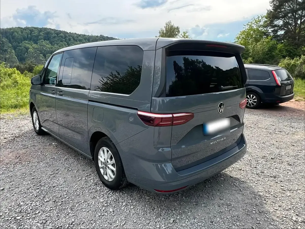 Gebraucht VW Multivan Business 150 PS (110 kW) 2024 Grau Van / Kleinbus