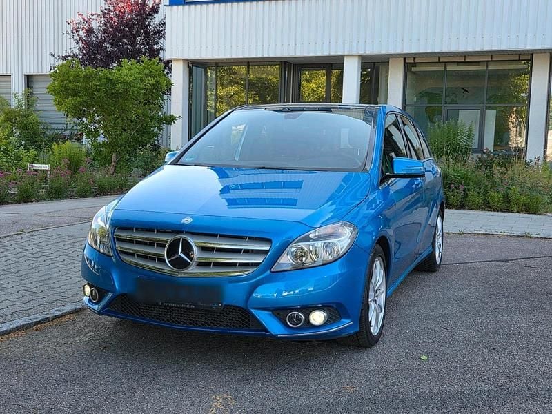 Blau Gebraucht 2013 Mercedes B220 Van / Kleinbus | 11.900 € (Fairer Preis) - Bild 1/4