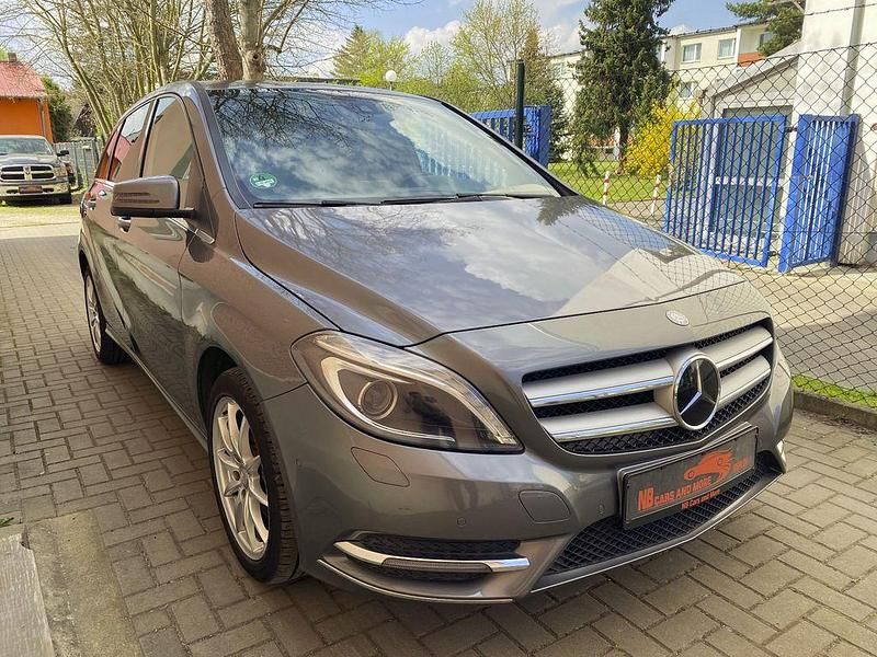 Grau Gebraucht 2014 Mercedes B180 Van / Kleinbus | 12.490 € (Fairer Preis) - Bild 1/4