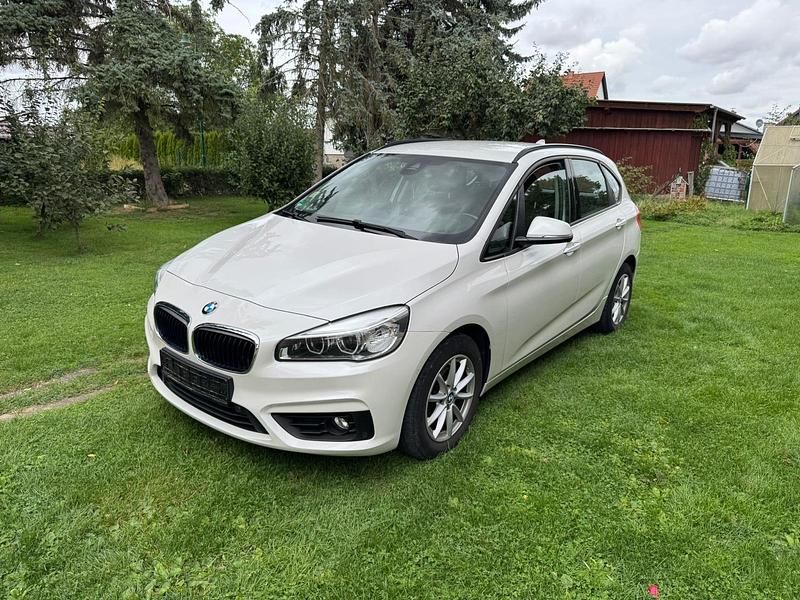 Weiß Gebraucht 2016 BMW 218 Active Tourer Van / Kleinbus | 14.300 € (Fairer Preis) - Bild 1/4