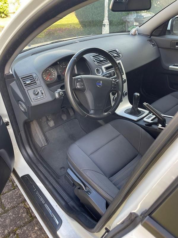 Gebraucht Volvo S40 Kinetic 114 PS (83 kW) 2012 Weiß Limousine