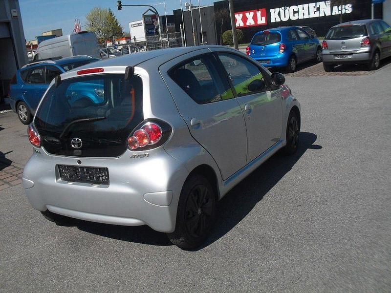 Gebraucht Toyota Aygo Cool 68 PS (50 kW) 2011 Silber Kleinwagen