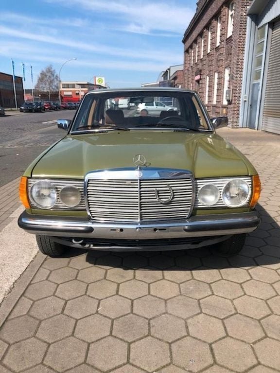 Grün Gebraucht 1981 Mercedes 200 Limousine | 5.500 € - Bild 1/4